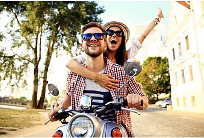 Ein paar verliebte Motorradfahrer , Handyboy und junge sexy Frauen reisen. Junge Reiter amüsieren sich auf Reisen. Abenteuer- und Urlaubskonzept.