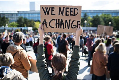 Menschen mit Plakaten und Plakaten im globalen Streik für den Klimawandel