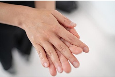 Handanisierer Corona-Virus COVID-19 Alkoholgel verhüten für Handhygiene-Vorbeugung. Frauen Reiben Seife in Handflächen, um die Hände zu reinigen.